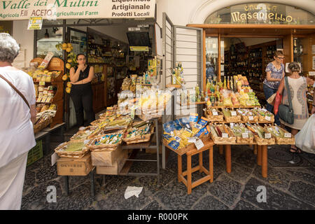 Amalfi, Italien, 13. Juni 2017: Limoncello Likör in einem Souvenirshop in Amalfi. Italien Stockfoto