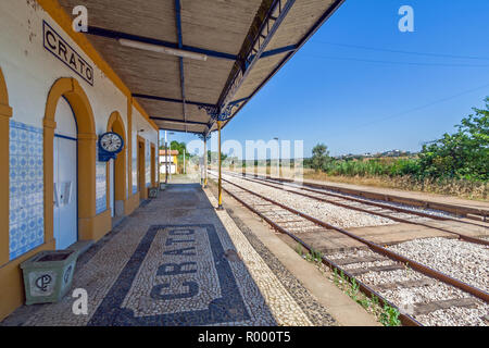 Crato, Portugal. Deaktiviert Bahnhof von Fiesole. Eine der vielen deaktivierten Stationen im Inneren von Portugal. Alto Alentejo Stockfoto