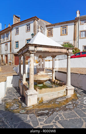 Fonte da Vila aka Dorf oder Stadt Brunnen im Jüdischen Viertel oder Ghetto während der Inquisition gebaut. Castelo de Vide, Portalegre, Portugal. 16 c Stockfoto