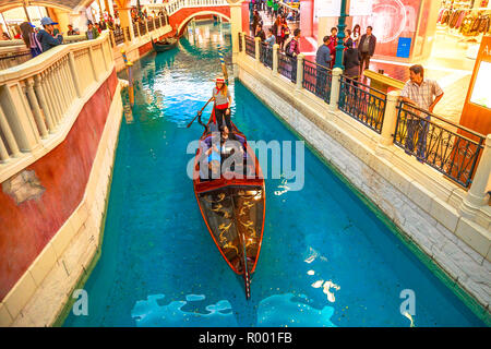 Macau, China - Dezember 9, 2016: gondoliere kreuzt die Grand Kanäle von Shoppes Venetian Hotel Casino in Cotai Strip Stockfoto