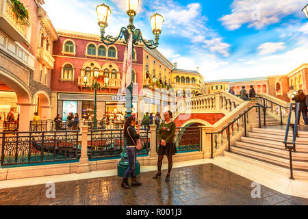 Macau, China - Dezember 9, 2016: Touristen im Inneren des luxuriöses Einkaufszentrum im Venezianischen Stil im Venetian Hotel Casino. Macau in Cotai Strip. Stockfoto