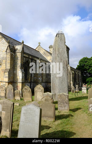 Die prähistorischen Standing Stone auf dem Friedhof in Rudston, East Yorkshire Stockfoto