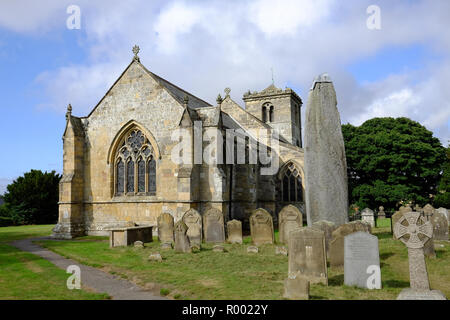 Die prähistorischen Standing Stone auf dem Friedhof in Rudston, East Yorkshire Stockfoto