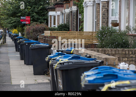 Neue Papierkörbe außerhalb Reihenhäuser in London, England, Großbritannien Stockfoto