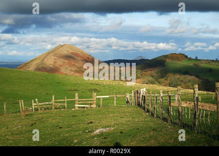 Der Lawley Hill (links) in der Nähe von Church Stretton, Shropshire, von den nordöstlichen Hängen des Caer Caradoc aus gesehen. Das entfernte Gipfelzentrum rechts ist der Wrekin Stockfoto