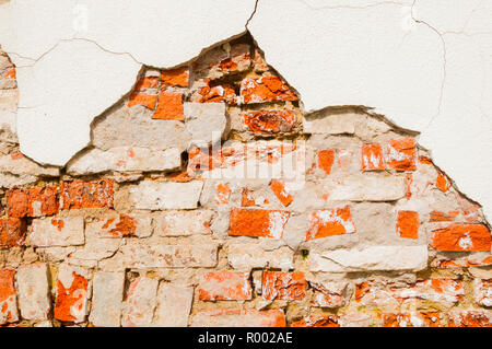Stein Textur Hintergrund von verwittertem Backstein Mauer aus Stein, Textur aus Stein roten Ziegeln mit gehobelten Stuck Stockfoto