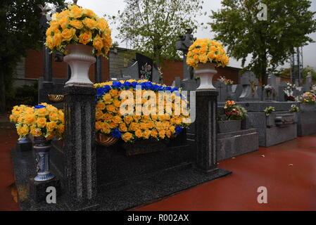 Madrid, Spanien. 30 Okt, 2018. Blumen schmücken ein Grab im Sur Friedhof in Madrid, vor dem 1. November feiern für Allerheiligen, ein katholischer Feiertag, wo Menschen Friedhöfe im ganzen Land besuchen Sie Respekt zu verstorbenen Verwandten zu bezahlen. Credit: Jorge Sanz/Pacific Press/Alamy leben Nachrichten Stockfoto