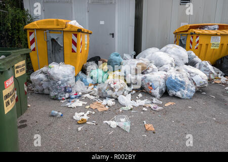 Stapel von Müll auf den Straßen wegen fulls Mülltonnen. Zivilisierung, Grobheit und Schmutz. Bergamo, Italien - 15. Oktober 2018 Stockfoto