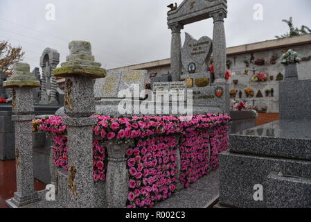 Madrid, Spanien. 30 Okt, 2018. Blumen schmücken ein Grab im Sur Friedhof in Madrid, vor dem 1. November feiern für Allerheiligen, ein katholischer Feiertag, wo Menschen Friedhöfe im ganzen Land besuchen Sie Respekt zu verstorbenen Verwandten zu bezahlen. Credit: Jorge Sanz/Pacific Press/Alamy leben Nachrichten Stockfoto