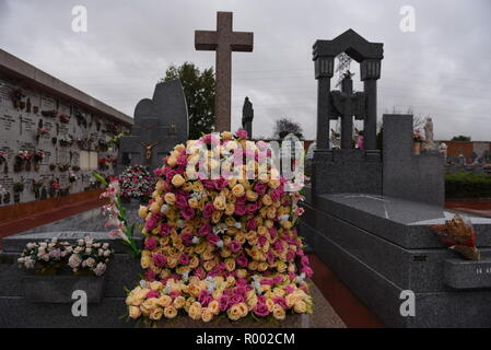 Madrid, Spanien. 30 Okt, 2018. Blumen schmücken ein Grab im Sur Friedhof in Madrid, vor dem 1. November feiern für Allerheiligen, ein katholischer Feiertag, wo Menschen Friedhöfe im ganzen Land besuchen Sie Respekt zu verstorbenen Verwandten zu bezahlen. Credit: Jorge Sanz/Pacific Press/Alamy leben Nachrichten Stockfoto