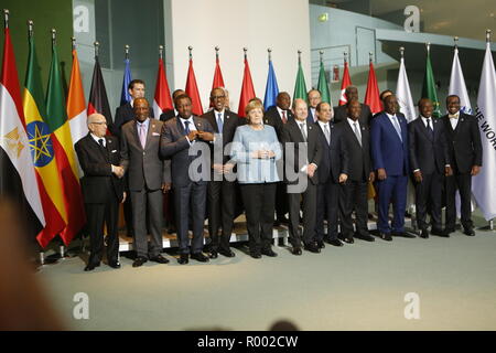 Berlin, Deutschland. 30 Okt, 2018. Berlin: Bundeskanzlerin Angela Merkel begrüßt die Staats- und Regierungschefs der Kompakt-mit-Afrika Länder der ehrenamtliche Richter des Bundeskanzleramt in Berlin (CwA). Quelle: Simone Kuhlmey/Pacific Press/Alamy leben Nachrichten Stockfoto