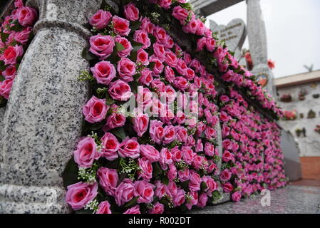 Madrid, Spanien. 30 Okt, 2018. Blumen schmücken ein Grab im Sur Friedhof in Madrid, vor dem 1. November feiern für Allerheiligen, ein katholischer Feiertag, wo Menschen Friedhöfe im ganzen Land besuchen Sie Respekt zu verstorbenen Verwandten zu bezahlen. Credit: Jorge Sanz/Pacific Press/Alamy leben Nachrichten Stockfoto