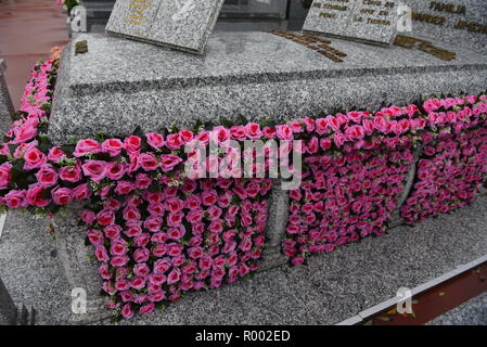 Madrid, Spanien. 30 Okt, 2018. Blumen schmücken ein Grab im Sur Friedhof in Madrid, vor dem 1. November feiern für Allerheiligen, ein katholischer Feiertag, wo Menschen Friedhöfe im ganzen Land besuchen Sie Respekt zu verstorbenen Verwandten zu bezahlen. Credit: Jorge Sanz/Pacific Press/Alamy leben Nachrichten Stockfoto