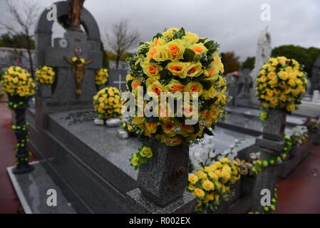 Madrid, Spanien. 30 Okt, 2018. Blumen schmücken ein Grab im Sur Friedhof in Madrid, vor dem 1. November feiern für Allerheiligen, ein katholischer Feiertag, wo Menschen Friedhöfe im ganzen Land besuchen Sie Respekt zu verstorbenen Verwandten zu bezahlen. Credit: Jorge Sanz/Pacific Press/Alamy leben Nachrichten Stockfoto