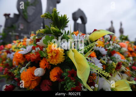 Madrid, Spanien. 30 Okt, 2018. Blumen schmücken ein Grab im Sur Friedhof in Madrid, vor dem 1. November feiern für Allerheiligen, ein katholischer Feiertag, wo Menschen Friedhöfe im ganzen Land besuchen Sie Respekt zu verstorbenen Verwandten zu bezahlen. Credit: Jorge Sanz/Pacific Press/Alamy leben Nachrichten Stockfoto