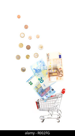 Einkaufswagen Einkaufswagen mit viele Münzen und drei Banknote von 50 und 20 Euro, die kommen aus der Karre. Ideal für Finanz- und Stockfoto