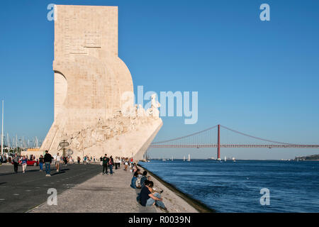 Denkmal der Entdeckungen, Padrao dos Descobrimentos, an den Ufern des Tejo (Rio Tejo) im Stadtteil Belem, Lissabon, Portugal. Stockfoto
