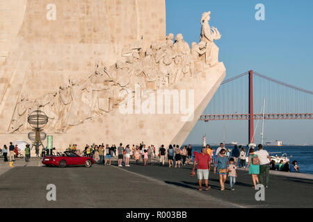Denkmal der Entdeckungen, Padrao dos Descobrimentos, an den Ufern des Tejo (Rio Tejo) im Stadtteil Belem, Lissabon, Portugal. Stockfoto