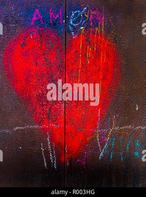 Rotes Herz auf ein rostiges Metall Tür und der wor: 'amor' Stockfoto
