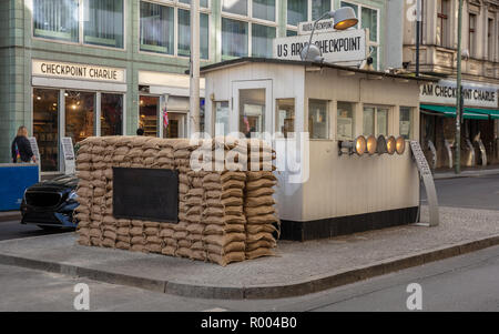 Checkpoint Charlie, der Kreuzung von West nach Ost in Berlin, Deutschland. Stockfoto