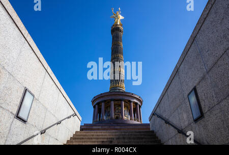 Siegessäule in Berlin, Deutschland gegen den blauen Himmel, Tapeten, Low Angle. Stockfoto