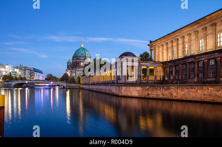 Bode Museum beleuchtet, auf der Museumsinsel in der Spree in Berlin, Deutschland, in den Abend. Stockfoto