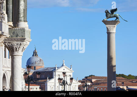 San Marco geflügelten Löwen Statue auf Spalte und San Giorgio Maggiore Basilika, blauer Himmel in Italien Stockfoto