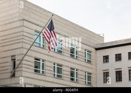 Die amerikanische Botschaft in Berlin, Deutschland, gegen den blauen Himmel Hintergrund, Tapeten. Stockfoto