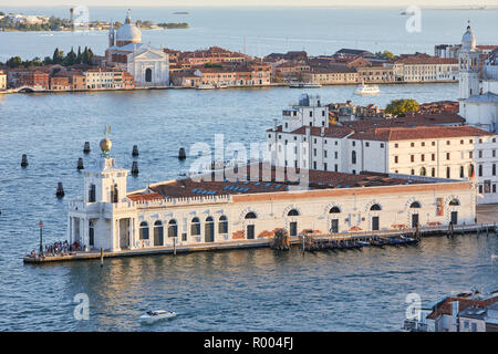 Venedig, Italien, 12. AUGUST 2017: Punta della Dogana, alte Bräuche Gebäude Luftbild, ist jetzt eine Art Museum und das pinault Sammlung host Stockfoto