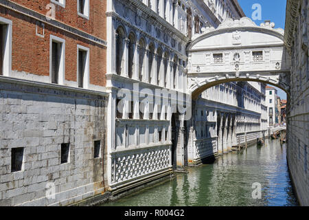 Seufzerbrücke, großem Betrachtungswinkel und an einem sonnigen Tag, blauer Himmel in Venedig, Italien Stockfoto