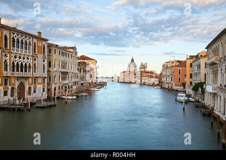 Venedig, Canal Grande bei Dämmerung, bewölkter Himmel im Sommer mit der Heiligen Maria von Gesundheit Basilika in Italien Stockfoto