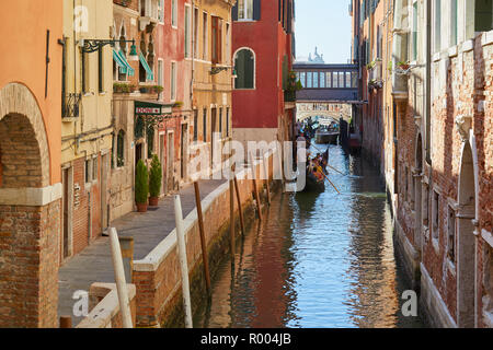 Venedig, Italien - 14 AUGUST 2017: Kanal mit alten Gebäuden und Gondeln mit Touristen in einem Sommertag in Venedig, Italien Stockfoto