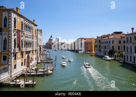 Venedig, Italien - 14 AUGUST 2017 : Istituto Veneto di Regional Lettere Gebäude und Grand Canal in Venedig mit der Heiligen Maria von Gesundheit Basilika und motorboa Stockfoto