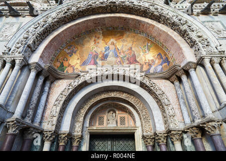 Der heilige Markus Basilika Fassade details mit goldenen, bunten Mosaiken, Marmorsäulen und Skulpturen in Venedig, Italien Stockfoto