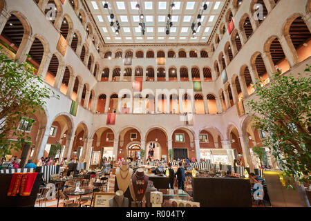 Venedig, Italien - 15 AUGUST 2017: Fondaco dei Tedeschi, Luxus Kaufhaus Innenraum, Low Angle View mit Menschen und Touristen Stockfoto