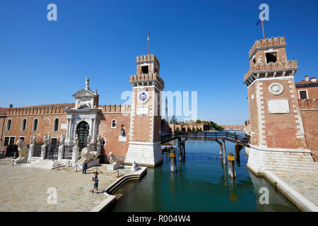 Venedig, Italien - 15 AUGUST 2017: Venezianische Arsenal an einem sonnigen Sommertag mit Menschen in Venedig, Italien Stockfoto