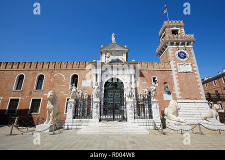 Venezianische Arsenal Eingang mit weißen Statuen in einem sonnigen Sommertag in Venedig, Italien Stockfoto