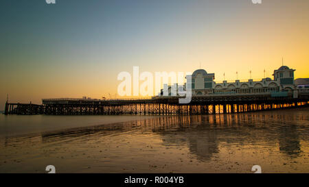 South Parade pier Sonnenuntergang lange Belichtung mit Pier im nassen Sand widerspiegelt, Southsea Stockfoto