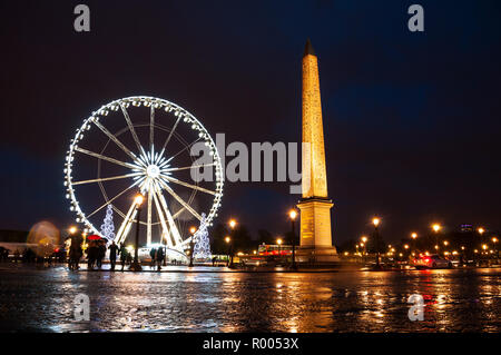 Weihnachten in Paris, Frankreich. Place de la Concorde in Paris bei Nacht. In der Mitte des Platzes steht Riese ägyptischer Obelisk mit h eingerichtet Stockfoto