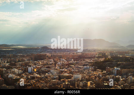 Luftaufnahme von Alicante - berühmten touristischen Ort an der Costa Blanca, Spanien. Stierkampfarena Arena, verschiedene historische Gebäude, Hotels und Appartements, Restauran Stockfoto