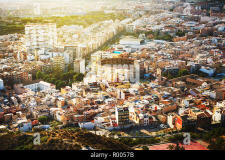 Spanien Resorts. Luftaufnahme von Alicante - berühmten touristischen Ort an der Costa Blanca, Spanien. Stierkampfarena Arena, verschiedene historische Gebäude, Hotels und apartm Stockfoto