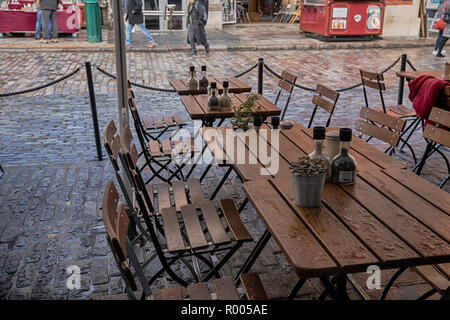 Nassen Sonntag Morgen, Covent Garden Market, London. Restaurant im Freien Tische nach regen Stockfoto