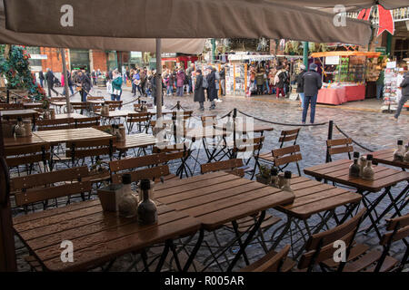 Nassen Sonntag Morgen, Covent Garden Market, London. Restaurant im Freien Tische nach Regen. Stockfoto