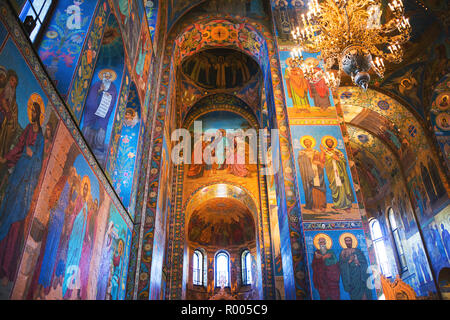 ST. PETERSBURG, Russland - 12. APRIL 2016: Kirche des Erlösers auf Blut Inneneinrichtung. Es enthält über 7500 Quadratmeter Mosaiken des Stockfoto
