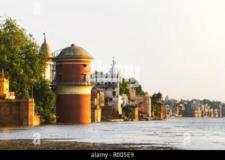 Morgen Blick auf den Ganges in Varanasi, Indien. Ghats mit Booten und Menschen. Beliebte Sehenswürdigkeiten in der Stadt Stockfoto