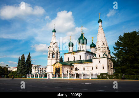 Kirche von dem Propheten Elia in Jaroslawl, Russland mit bewölkt blauer Himmel. Es ist ein Wahrzeichen der Stadt an der sowjetischen Square gelegen Stockfoto