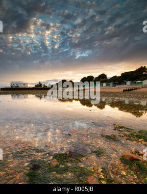 Wolken in Ebbe ruhigen Gewässer an der Küste reflektieren Stockfoto