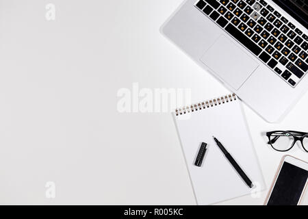 Weiß Schreibtisch mit vielen Sachen auf es Stockfoto