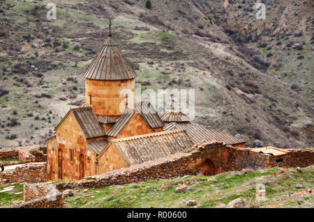 Surb Karapet St. Johannes der Täufer Kirche in Armenien. Kloster Noravank ist eine beliebte historische Stätte in Armenien. Berge im Hintergrund Stockfoto