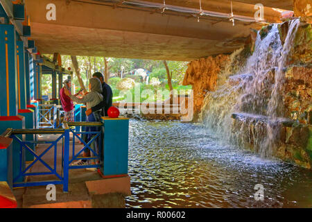 Wasserfall auf der Autobahn Überführung bei Bird Valley Park, Vallée des Oiseaux, im Zentrum von Agadir, Souss-Massa Provinz, Marokko, North West Afrika. Stockfoto